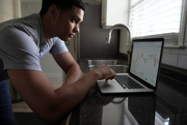 the-risks-and-benefits-of-correlated-forex-pairs-for-traders