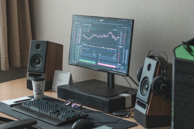 the-pros-and-cons-of-investing-in-stocks-vs-forex